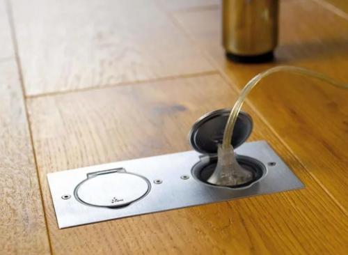 Скрытые в полу розетки - отличный способ избежать большого количества проводов и удлинителей в просторных помещениях. 03