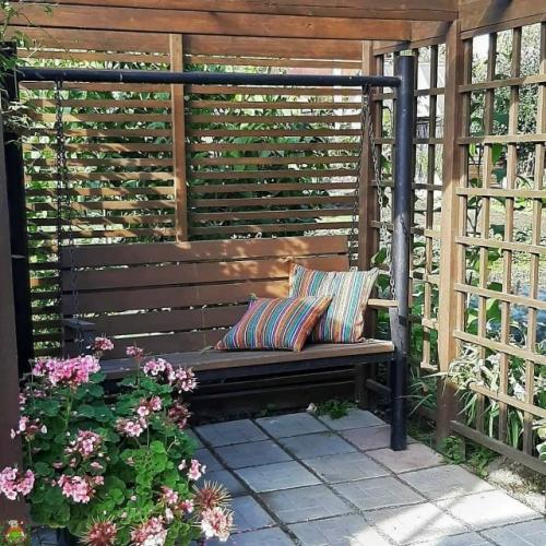 Старый штакетник после замены забора - это не мусор, а ценный ремонтный ресурс.  