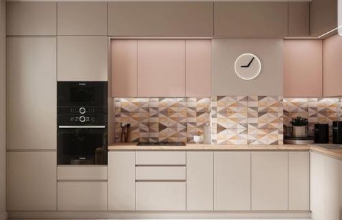 Стильный светлый бежевый интерьер кухни - гостиной с яркими деталями интерьера и мебелью. 05