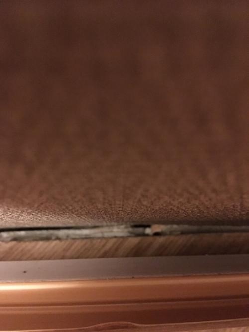 Анон.  Чем заделать щель между стеной и полом, сильно сквозит из под плинтуса. 03