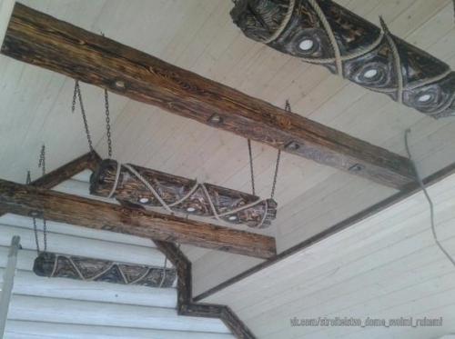 Таким образом, если немного доработать обыкновенное бревно, то может получиться очень интересная по дизайну люстра. 07