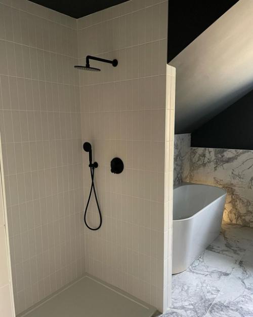 Ванная комната в загородном доме на мансардным этаже. 02