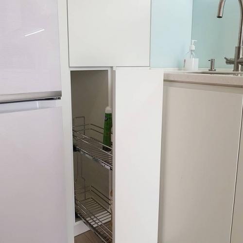 У меня просто белая кухня. 05