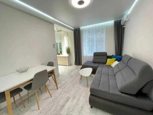 В квартире сделан новый капитальный ремонт, меняли абсолютно все коммуникации, автономное электро отопление, инверторные кондиционеры. 01