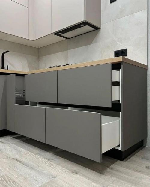 Кухня в современном стиле сразу после монтажа. 07