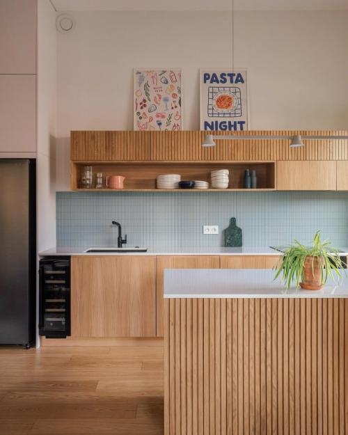 Современный загородный дом сочетает лаконичность и естественное тепло, превращая каждый метр пространства в оазис уюта. 06