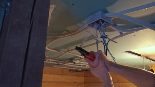 В своем доме для соединения проводов в распределительных коробках выбрал опрессовку гильзам ГМЛ. 04