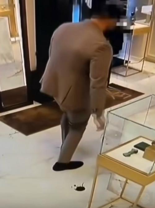 В Москве в отеле Хилтон на ленинградке разыскивают мужчину с бородой кавказской внешности. 01