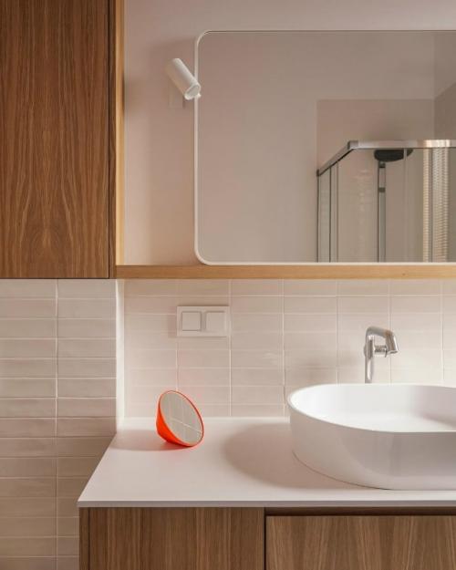 Современный загородный дом сочетает лаконичность и естественное тепло, превращая каждый метр пространства в оазис уюта. 08