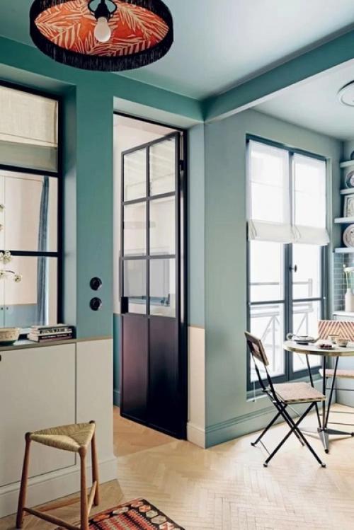 Наглядный пример, что крохотной квартире можно разместить все то же, что и в большой - кухню, гостиную, спальню, ванную комнату и гардеробную. 02