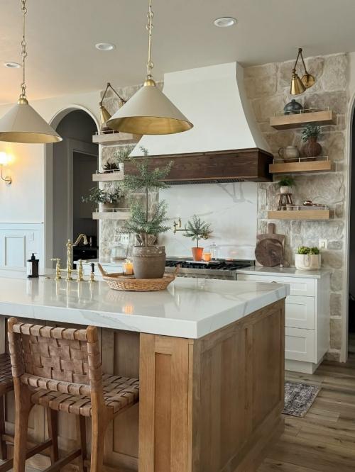 Эта кухня стала настоящим сердцем загородного дома - просторной, светлой и наполненной особым шармом. 01