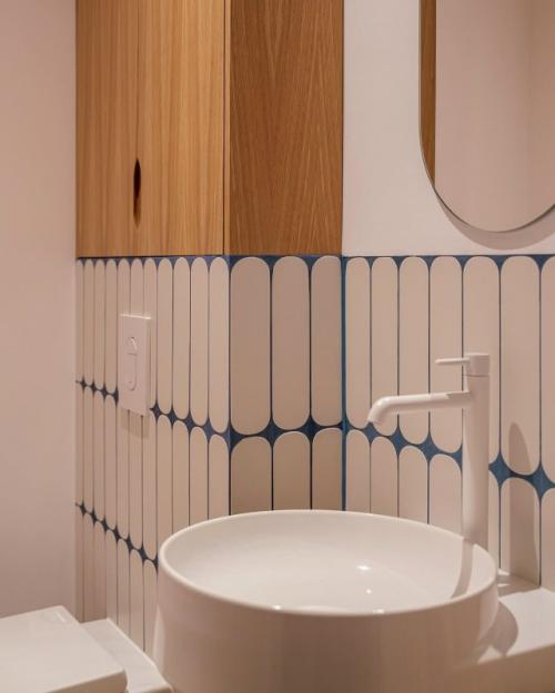 Современный загородный дом сочетает лаконичность и естественное тепло, превращая каждый метр пространства в оазис уюта. 09