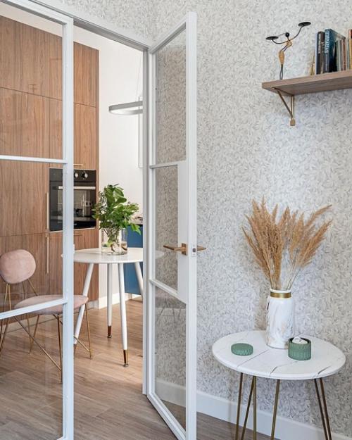 До перепланировки в квартире были небольшая вытянутая кухня и одна жилая комната, балкон, прихожая и санузел. 06