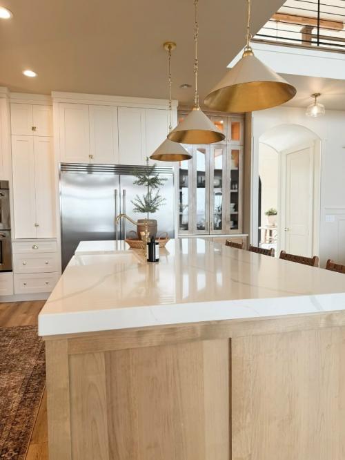 Эта кухня стала настоящим сердцем загородного дома - просторной, светлой и наполненной особым шармом. 04