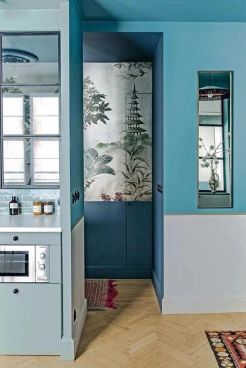 Наглядный пример, что крохотной квартире можно разместить все то же, что и в большой - кухню, гостиную, спальню, ванную комнату и гардеробную. 01