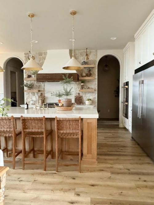 Эта кухня стала настоящим сердцем загородного дома - просторной, светлой и наполненной особым шармом. 03
