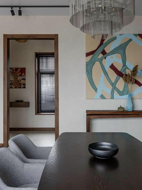 Стильный и лаконичный, этот дом демонстрирует, как можно создать по-настоящему уютное пространство без излишней декоративности. 07