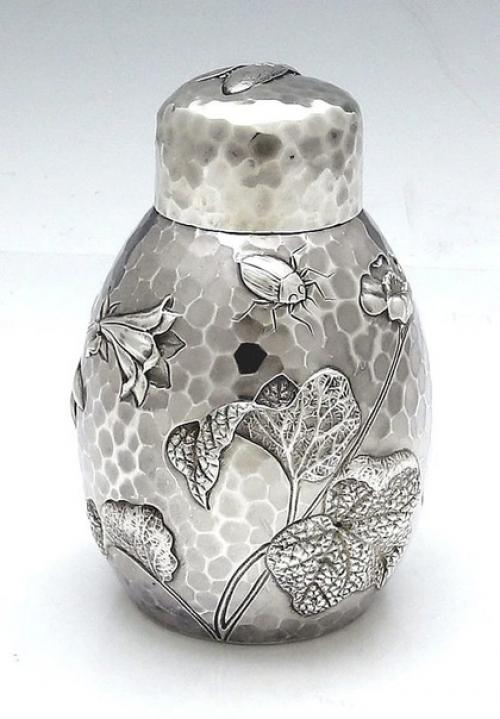 Чай, особенно хороший, лучше всего хранить не в пакете из магазина, а в специальной посуде с плотно прилегающей крышкой (и подальше от специй. 01