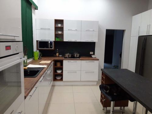 Кухня в частном доме 18 м 2. проходная. 03