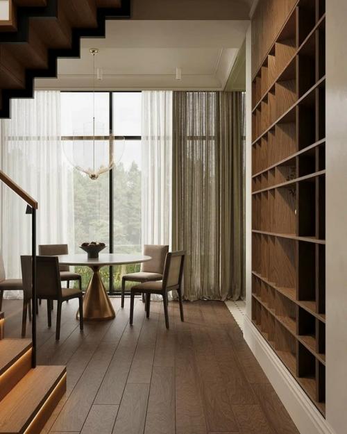 Этот дом буквально утопает в зелени, и интерьер гармонично перекликается с природой за окнами. 01