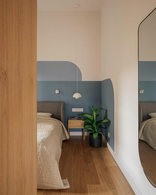 Современный загородный дом сочетает лаконичность и естественное тепло, превращая каждый метр пространства в оазис уюта. 03