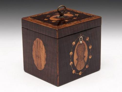 Чай, особенно хороший, лучше всего хранить не в пакете из магазина, а в специальной посуде с плотно прилегающей крышкой (и подальше от специй. 06