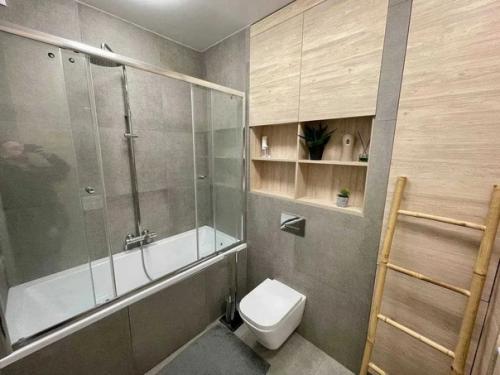 В квартире сделан новый капитальный ремонт, меняли абсолютно все коммуникации, автономное электро отопление, инверторные кондиционеры. 02