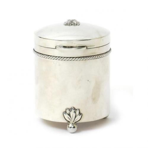 Чай, особенно хороший, лучше всего хранить не в пакете из магазина, а в специальной посуде с плотно прилегающей крышкой (и подальше от специй. 03