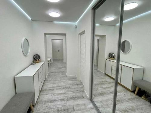 В квартире сделан новый капитальный ремонт, меняли абсолютно все коммуникации, автономное электро отопление, инверторные кондиционеры. 06