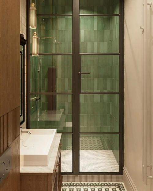 Этот дом буквально утопает в зелени, и интерьер гармонично перекликается с природой за окнами. 03