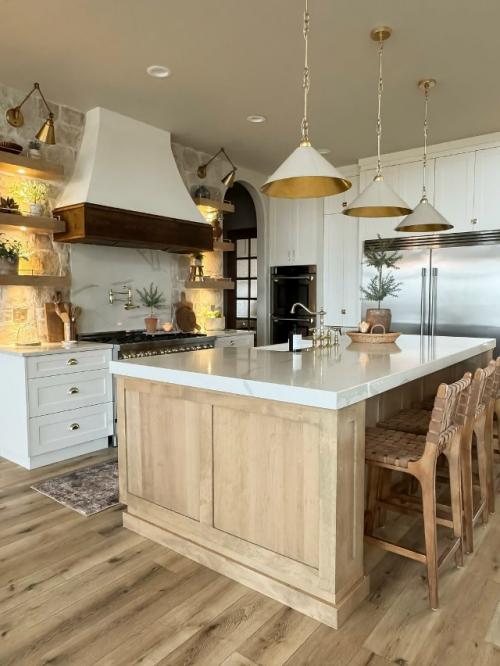 Эта кухня стала настоящим сердцем загородного дома - просторной, светлой и наполненной особым шармом. 02