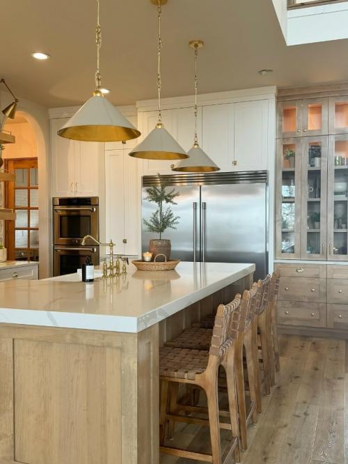 Эта кухня стала настоящим сердцем загородного дома - просторной, светлой и наполненной особым шармом. 05