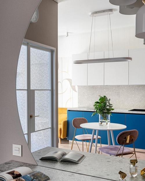 До перепланировки в квартире были небольшая вытянутая кухня и одна жилая комната, балкон, прихожая и санузел. 03