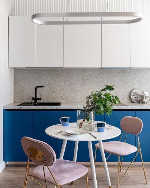 До перепланировки в квартире были небольшая вытянутая кухня и одна жилая комната, балкон, прихожая и санузел. 01