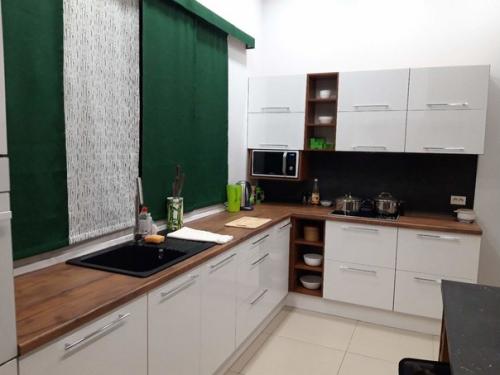 Кухня в частном доме 18 м 2. проходная. 04