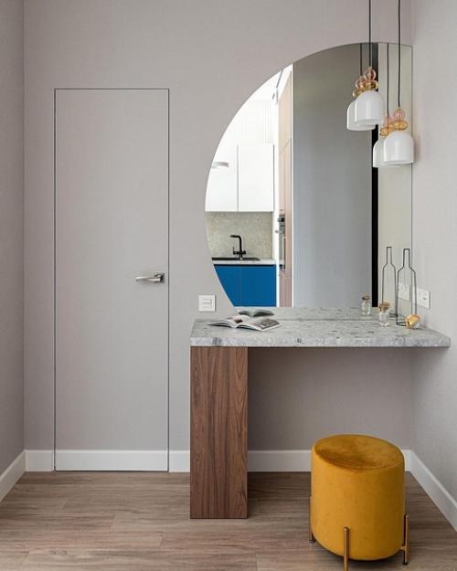 До перепланировки в квартире были небольшая вытянутая кухня и одна жилая комната, балкон, прихожая и санузел. 04