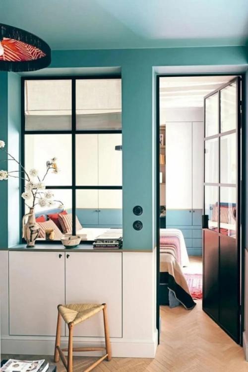 Наглядный пример, что крохотной квартире можно разместить все то же, что и в большой - кухню, гостиную, спальню, ванную комнату и гардеробную. 03