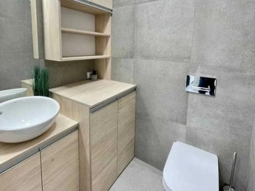 В квартире сделан новый капитальный ремонт, меняли абсолютно все коммуникации, автономное электро отопление, инверторные кондиционеры. 08