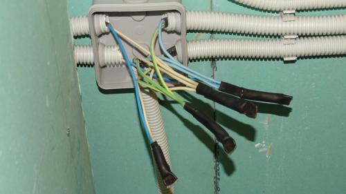 В своем доме для соединения проводов в распределительных коробках выбрал опрессовку гильзам ГМЛ. 06