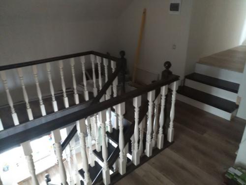 Лестница из сосны, окраска и лакировка в два цвета. 03