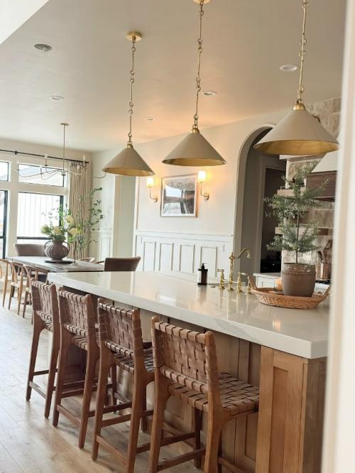 Эта кухня стала настоящим сердцем загородного дома - просторной, светлой и наполненной особым шармом. 06