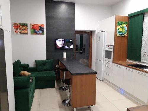 Кухня в частном доме 18 м 2. проходная. 01