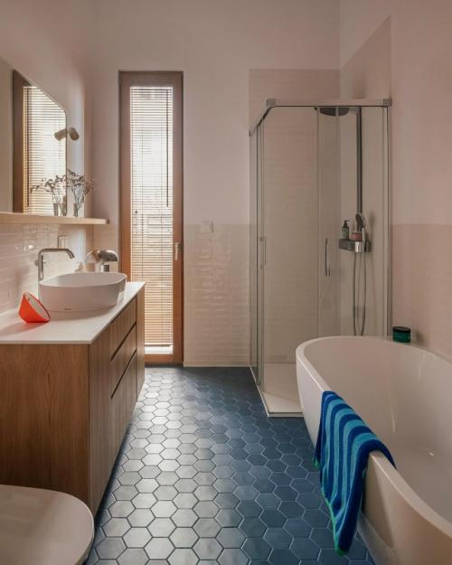 Современный загородный дом сочетает лаконичность и естественное тепло, превращая каждый метр пространства в оазис уюта. 01