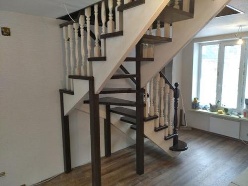 Лестница из сосны, окраска и лакировка в два цвета. 02