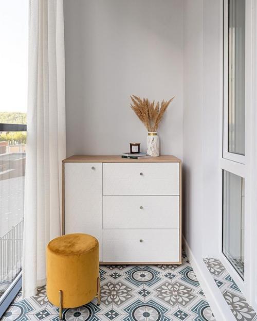 До перепланировки в квартире были небольшая вытянутая кухня и одна жилая комната, балкон, прихожая и санузел. 08