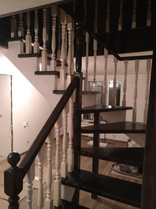 Лестница из сосны, окраска и лакировка в два цвета. 01