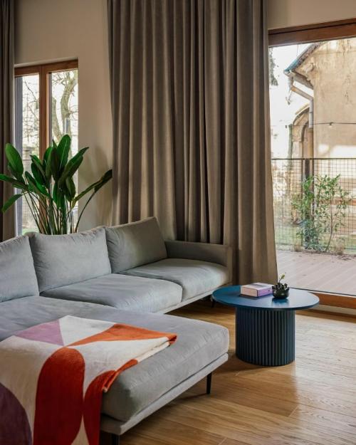 Современный загородный дом сочетает лаконичность и естественное тепло, превращая каждый метр пространства в оазис уюта. 02