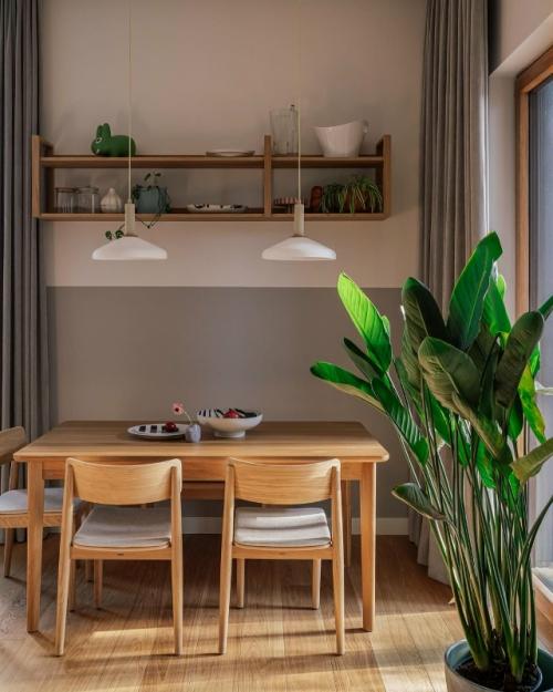 Современный загородный дом сочетает лаконичность и естественное тепло, превращая каждый метр пространства в оазис уюта. 04