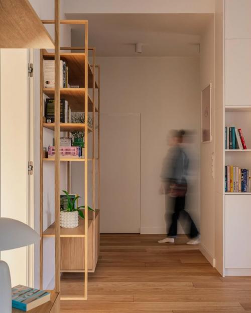 Современный загородный дом сочетает лаконичность и естественное тепло, превращая каждый метр пространства в оазис уюта. 07