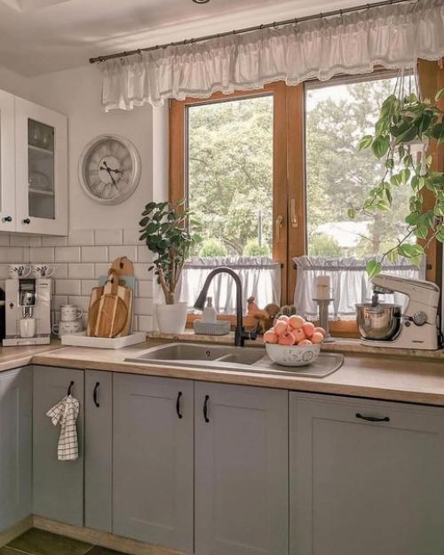 Вот.  Наконец - то обжитая кухня. 01